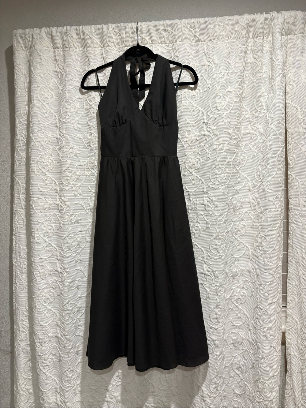 Elegant Black Halter Midi Dress with V-Neck